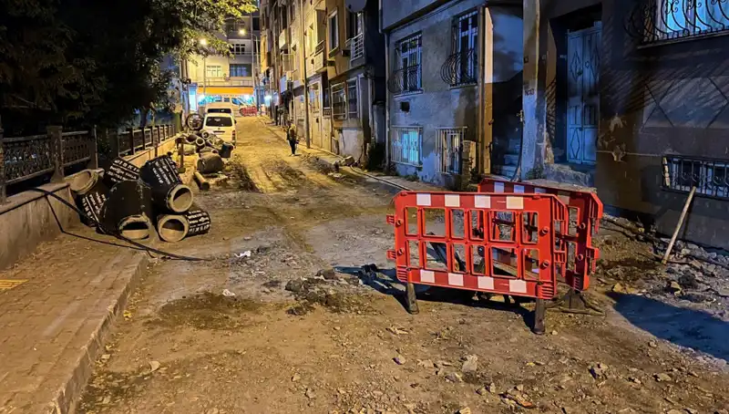 Bayrampaşa'da Altyapı Çalışması Sırasında Rögar Kapağı Patladı, Olay Gözleri Üzerine Çevirdi!
