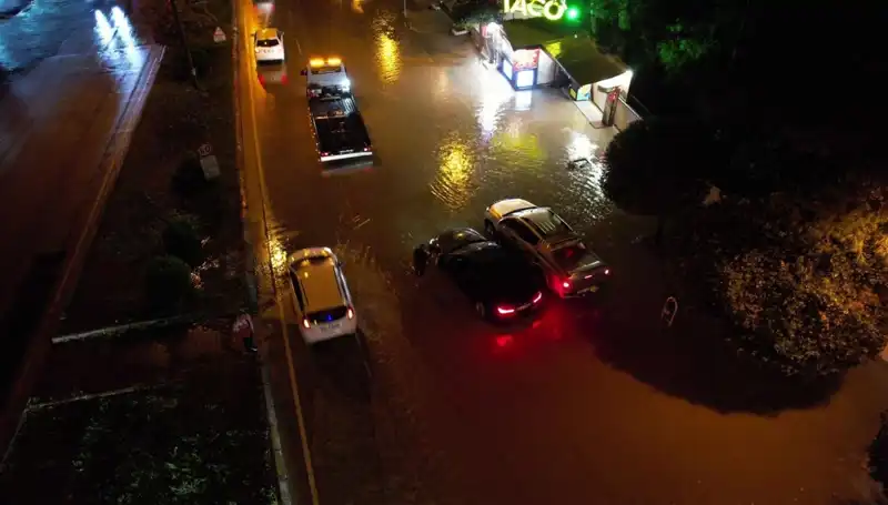 Adana'da Şiddetli Sağanak Yağış: Cadde ve Yollar Sular Altında Kaldı