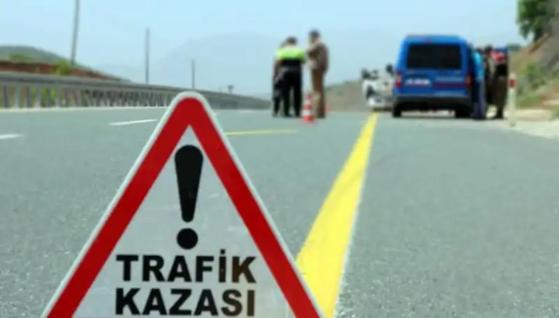 Otomobil ve Hafif Ticari Araç Çarpıştı: 6 Kişi Canından Oldu