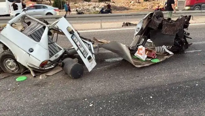 Bariyere Çarpan Araç Korkunç Bir Kazaya Sebep Oldu: 1 Ölü, 1 Yaralı