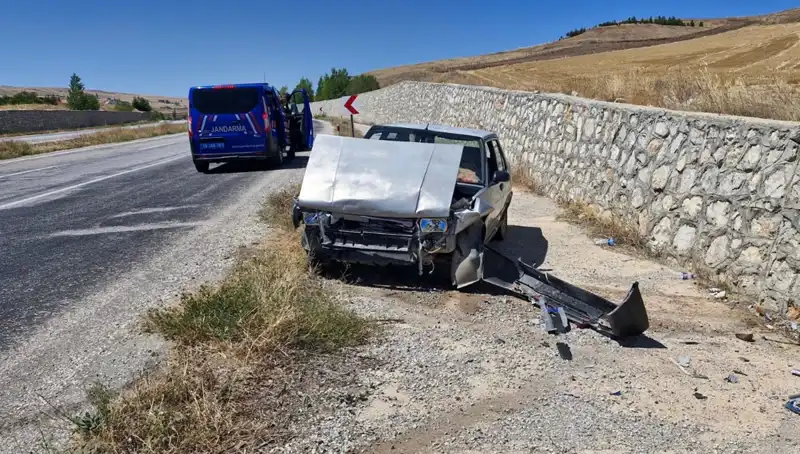 Kontrolden Çıkan Otomobil Duvara Çarptı: Yaralıların Hayati Tehlikesi Yok
