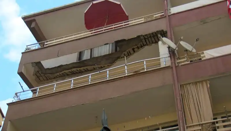 Güngören'de Korkunç Çöküş: Beş Katlı Binanın Balkonu Neden Düştü?