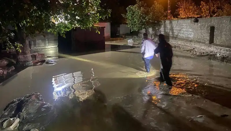Şiddetli Yağış 20 Dakikada Hayatı Olumsuz Etkiledi: Ev Çöktü, Üçü Boşaltıldı
