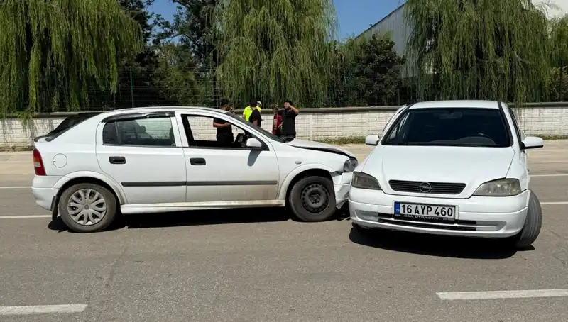 İki Otomobilin Çarpışma Anı: 2 Kişi Yaralandı, Olayın Detayları İfşa Edildi!
