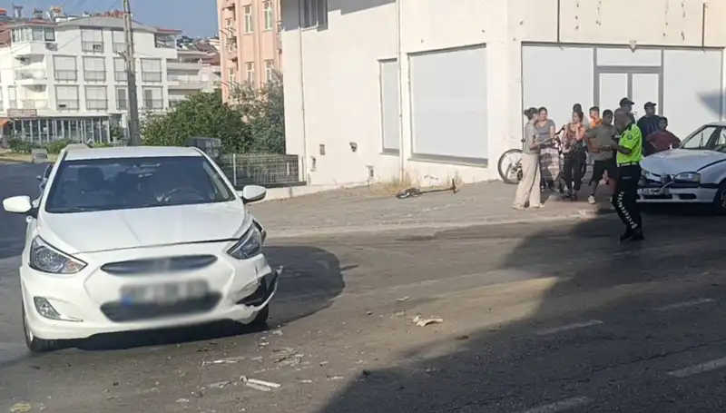 Antalya'da İki Otomobil Çarpıştı: Kaza Anı Güvenlik Kamerasında