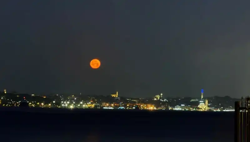 İstanbul'da Büyüleyici Çilek Dolunayı Gökyüzünü Süslüyor