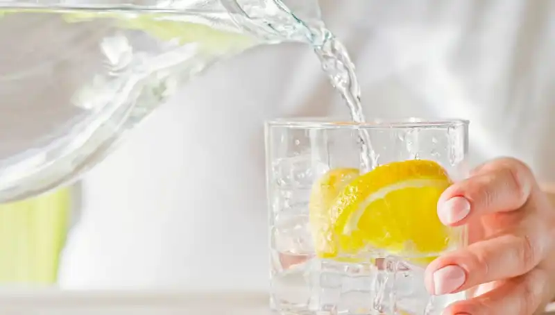 Limonlu Su İçmenin Bilinmeyen Yararları: Doktor 8 Etkiyi Açıkladı
