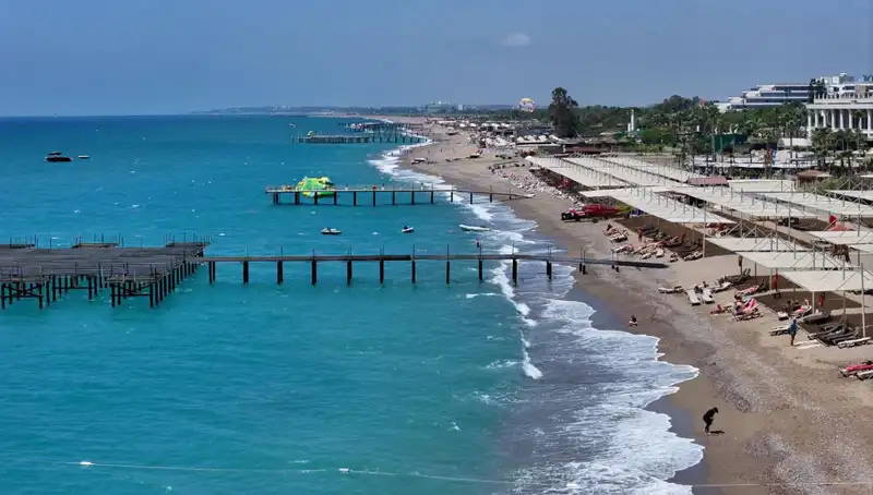 Antalya Sahilleri'nde Güneşli Havalar Turizmi Canlandırıyor