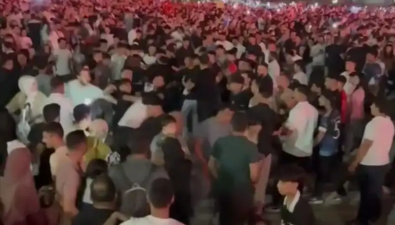 Bıçaklı Kavga Konser Alanında Panik Yaratırken Üç Kişi Yaralandı!