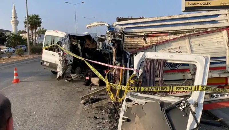 Mersin'de Tatil Yolunda Feci Kaza: İki Can Gitti, On Yaralı