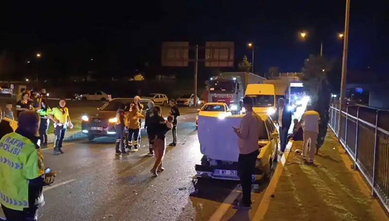 Otoyolda Geri Dönüş Yapan Araçların Kazası: İki Çocuk Yaralandı