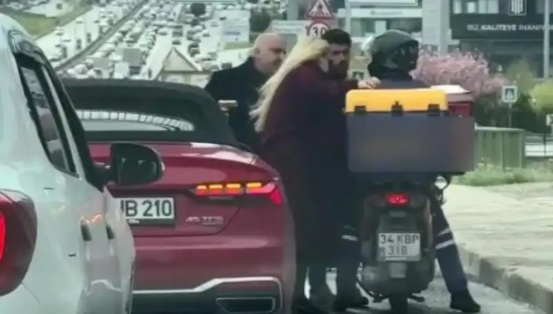 D-100 Karayolu'nda Motokurye Krizi: Silah Çekilen Anlar Kameralara Yansıdı