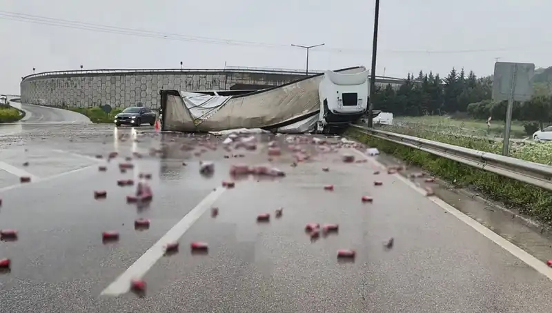 TIR Kazası Sonrası İçkiler Yola Saçıldı: Olay Yerinde Şok Görüntüler