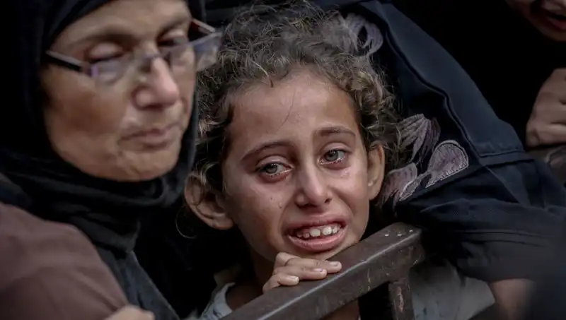 Gazze'de Açlık Savaşı: İsrail Askerleri Yemekleri Toprağa Gömüyor