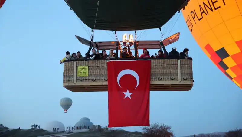 Kapadokya'da 23 Nisan Coşkusu: Balonlar Gökyüzündeki Türk Bayraklarıyla Süslendi