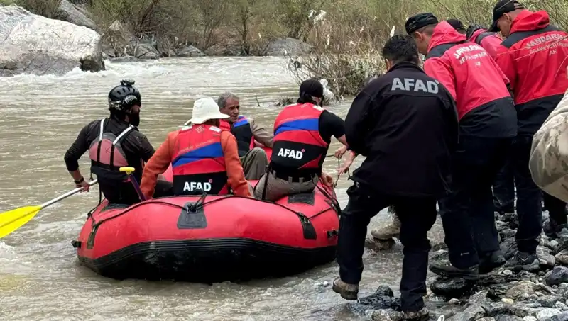Zap Suyu'nda Mahsur Kalan 4 Kişi, Başarılı Kurtarma Operasyonu ile Kurtarıldı