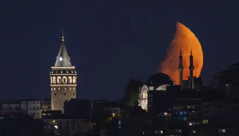 İstanbul’un Gökyüzünde Yarım Ay Etkisi: Doğa Duyguları Harekete Geçirdi