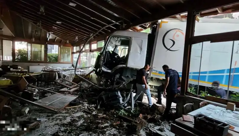 Freni Boşalan Kamyon Restorana Girerek Büyük Panik Yarattı