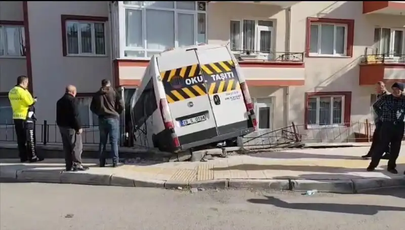 Okul Servisi Balkona Çarptı: İki Öğrenci Yaralandı, Panik Havası Hakim