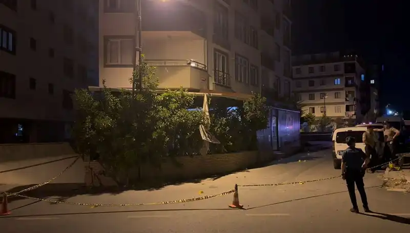 İstanbul'da Kafeye Silahlı Saldırı: Güvenlik Kameraları Olayı Kaydetti
