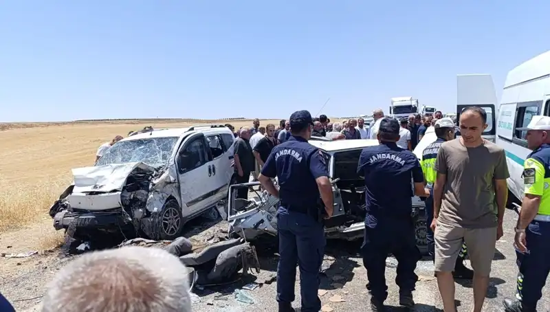 Otomobil ile Hafif Ticari Araç Çarpıştı: Feci Kazada 4 Kişi Hayatını Kaybetti