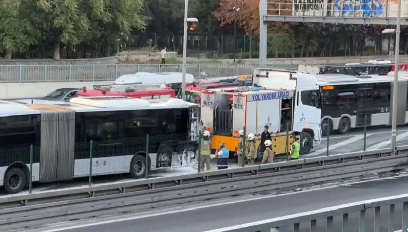 İstanbul Metrobüs Yangını: Trafikte Beklenmedik Kaos