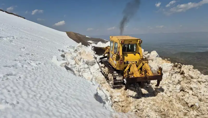 Nisan’da 2 Metreyi Bulan Kar, Yolda Kaldırma Çalışmalarını Zorlaştırdı