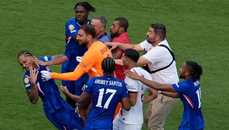Dev Finalde Şok Gelişme: Teknik Direktör ve Futbolcu Arasında Yumruklaşma Olup Bitti!