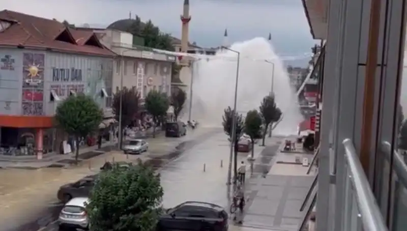 İçme Suyu Hattı Patladı: Şehir Merkezinde Su Fıskıyeleriyle Şok Anlar