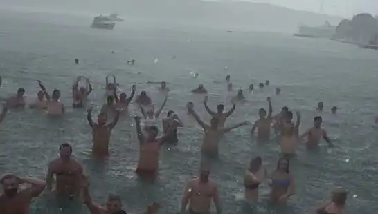 Yağmura Rağmen Bebek Plajı’nda Denize Giren Kalabalık Dikkat Çekti