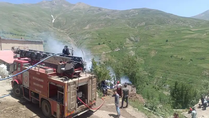 Van'da Evdeki Yangında Küçük Bir Çocuk Hayatını Kaybetti